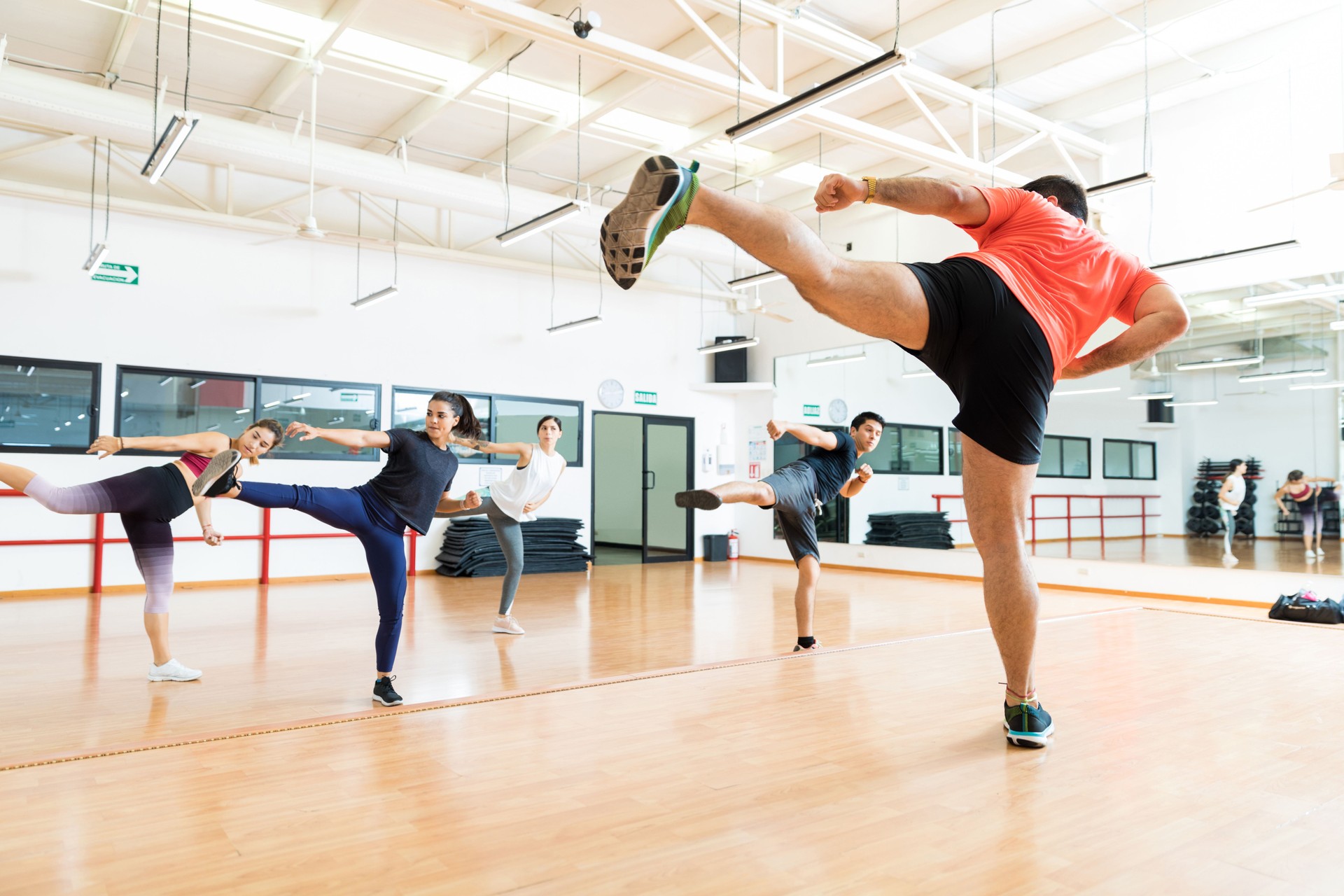 Trainer und Kunden Kickboxen im Tanzkurs in Turnhalle
